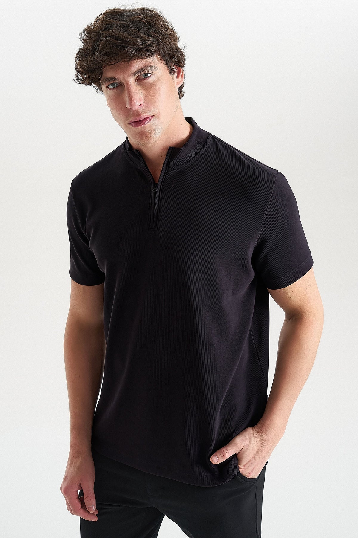 Camiseta Manga Curta Gola Alta Com Zíper Preto